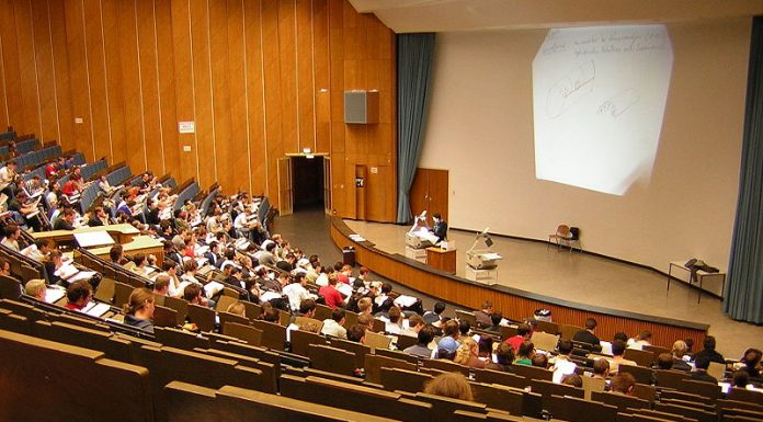 Professor fordert UFO-Forschung als Studienfach Uni-Vorlesung