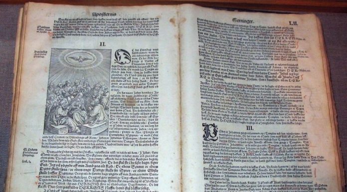 Die Außerirdischen und die Bibel Bibel - Quelle: Tomasz Sienicki