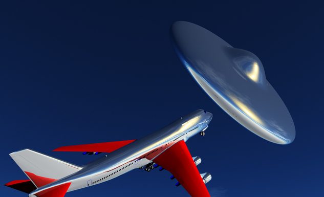 UFO-Alarm am Flughafen: Weltweit kein Einzelfall UFO und Flugzeug (Illustration)